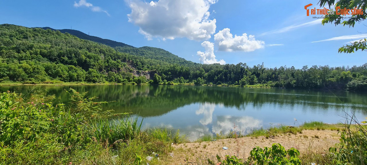 Du khách có thể thư thái ngắm nhìn cảnh đẹp như tranh ở hồ nước tự nhiên nằm dưới chân bán đảo Sơn Trà.