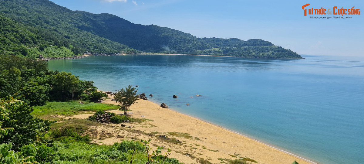 Cảnh quan hoang sơ như chưa từng có bàn tay con người chạm vào, mang vẻ đẹp tự nhiên.