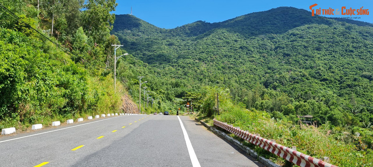 Những cung đường tuyệt đẹp dẫn lên bán đảo Sơn Trà.