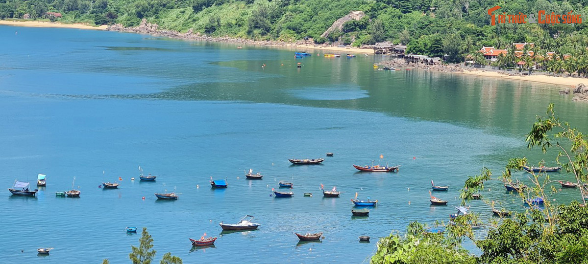 Du khách như lạc vào một không gian tĩnh lặng, yên ả, tránh xa những xô bồ đông đúc, tấp nập nơi phố biển cách đó không xa.