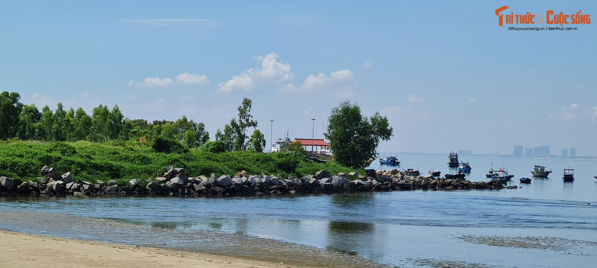 Nằm cách trung tâm Đà Nẵng 10 km về phía Đông Bắc, bán đảo Sơn Trà là một món quà, là viên ngọc quý mà thiên nhiên ban tặng cho thành phố này.