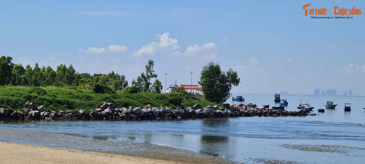 Nằm cách trung tâm Đà Nẵng 10 km về phía Đông Bắc, bán đảo Sơn Trà là một món quà, là viên ngọc quý mà thiên nhiên ban tặng cho thành phố này.