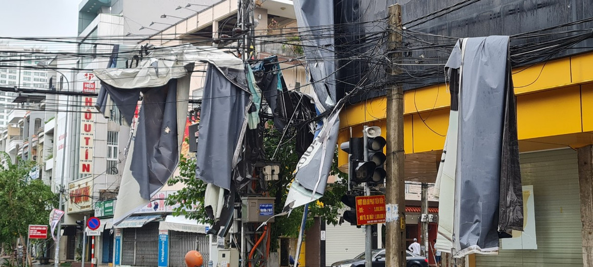 Hinh anh moi nhat tai Da Nang khi bao Noru di qua