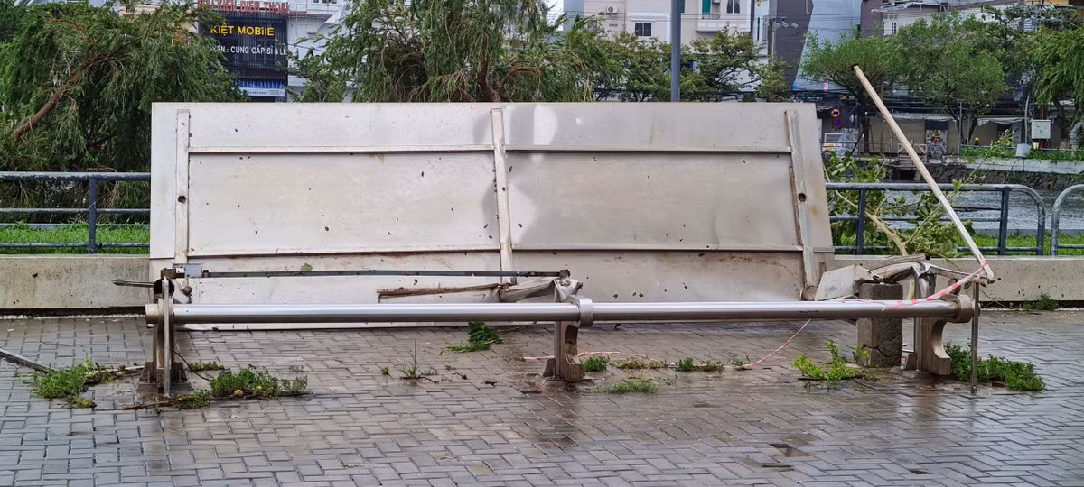 Nhà chờ xe buýt bị đổ khi bão Noru đi qua.