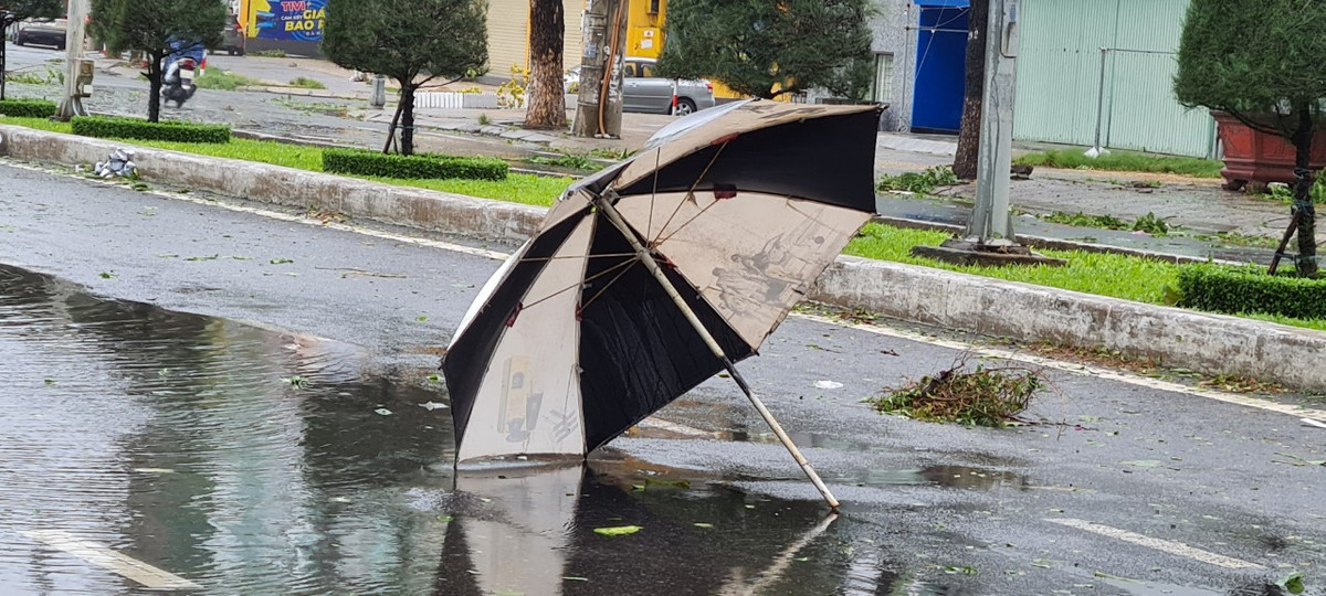 Theo báo cáo của Ban Chỉ huy Phòng, chống thiên tai, Tìm kiếm cứu nạn và Phòng thủ dân sự thành phố Đà Nẵng, lúc 4h sáng nay, ngày 28/9, vị trí tâm bão nằm giữa Đà Nẵng và Quảng Nam.