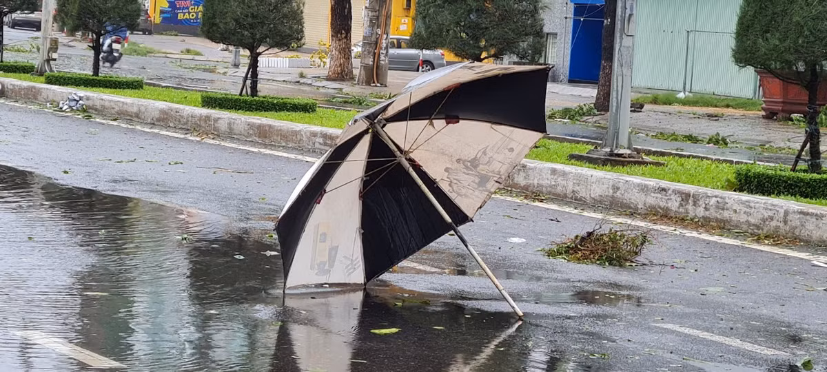 Theo báo cáo của Ban Chỉ huy Phòng, chống thiên tai, Tìm kiếm cứu nạn và Phòng thủ dân sự thành phố Đà Nẵng, lúc 4h sáng nay, ngày 28/9, vị trí tâm bão nằm giữa Đà Nẵng và Quảng Nam.