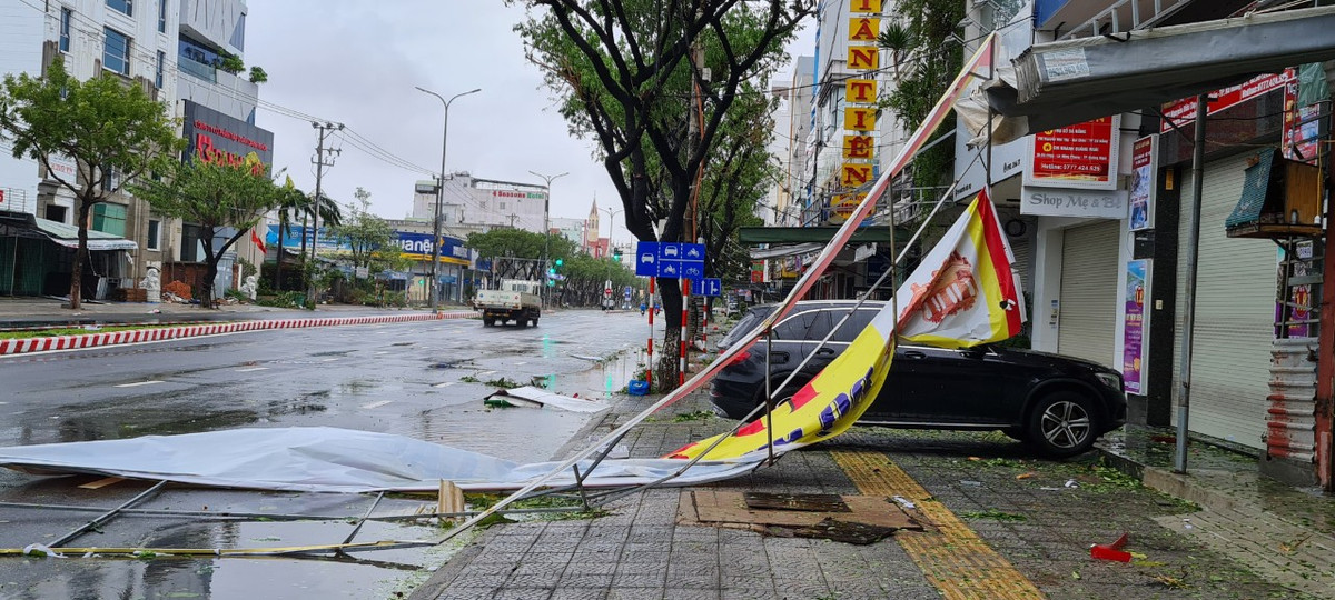 Nhiều biển biệu bị gió tốc.