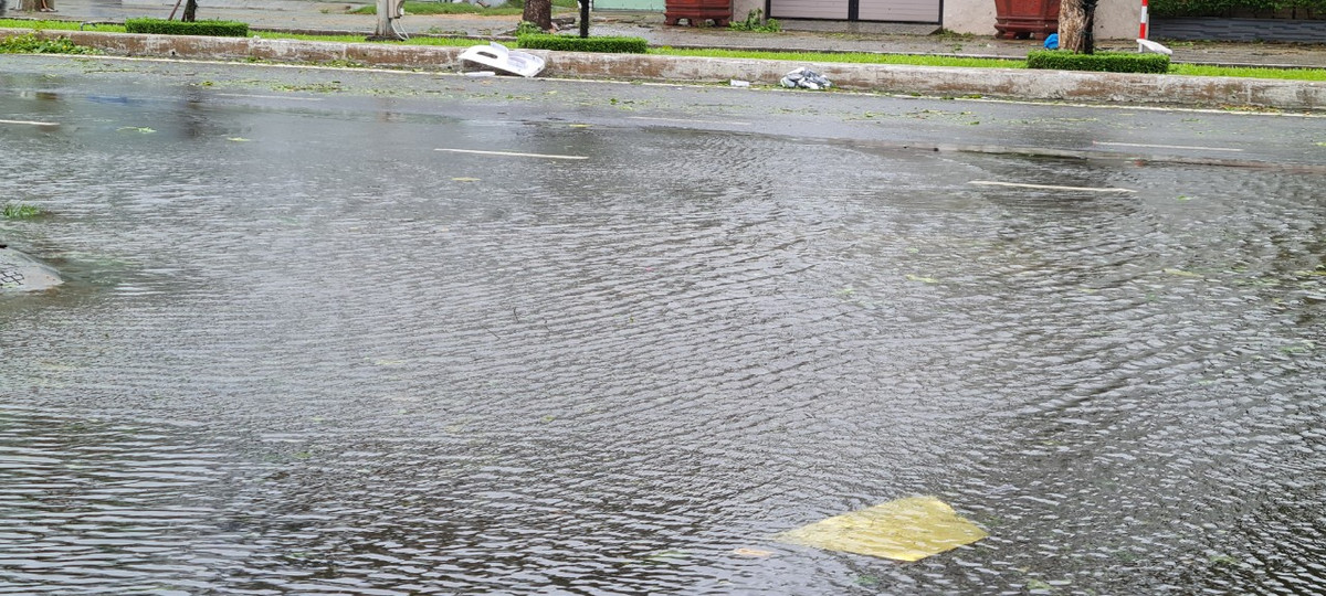 Một số tuyến đường còn ngập nước do mưa lớn tối qua.