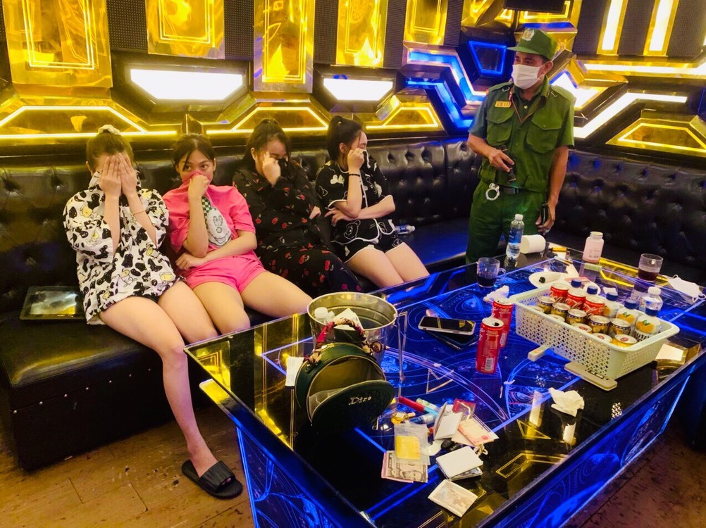 Quang Nam: “Choi lon” dip le, su dung ma tuy trong quan karaoke