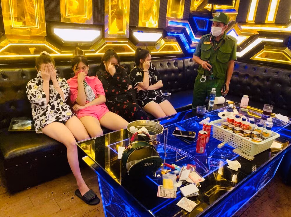 Quang Nam: “Choi lon” dip le, su dung ma tuy trong quan karaoke