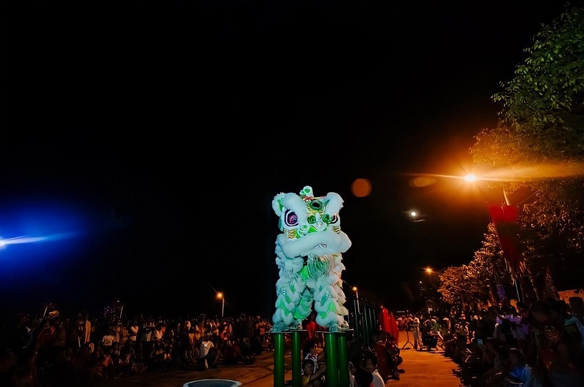 Thu hút nhất vẫn là những màn trình diễn trên Mai Hoa Thung, ngay cả ở những con phố nhỏ.