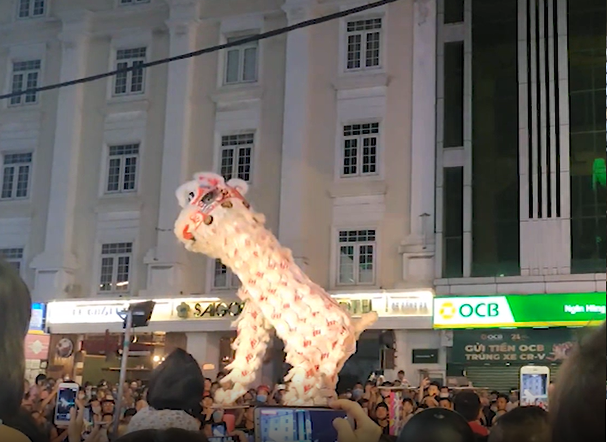 Lân thu hút mọi ánh nhìn, đặc biệt là các em nhỏ.