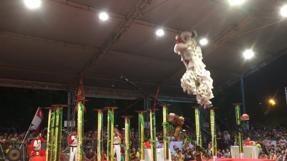 Lân nhảy tung tăng.