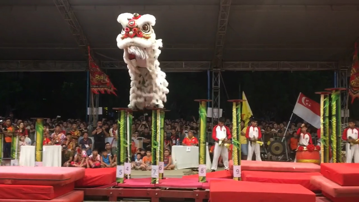 Lân bắt đầu đứng dậy.