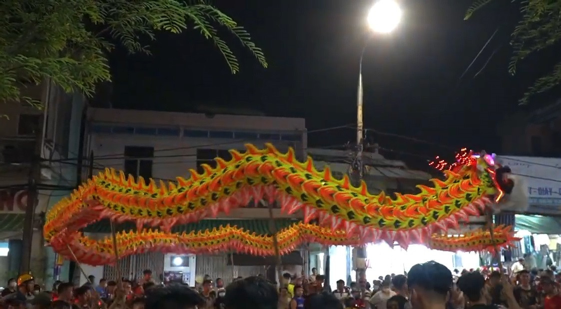 Không chỉ có lân, Trung thu năm nay xuất hiện nhiều rồng "khủng" trên phố.