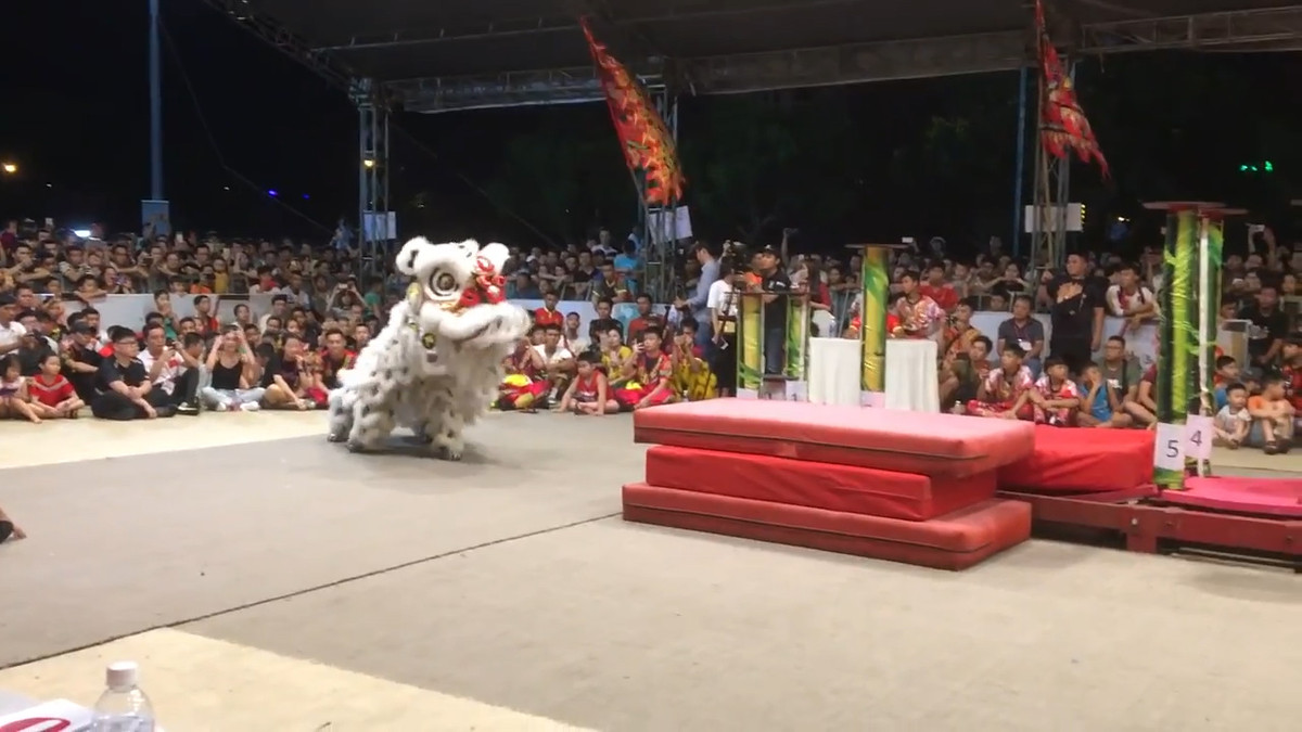 Mỗi động tác của chú lân nhỏ đều thu hút sự chú ý.