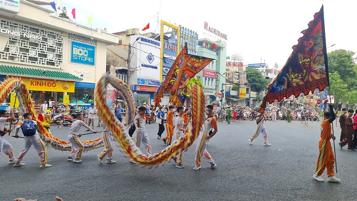 Đông đảo người dân và du khách mãn nhãn với những màn trình diễn độc đáo.