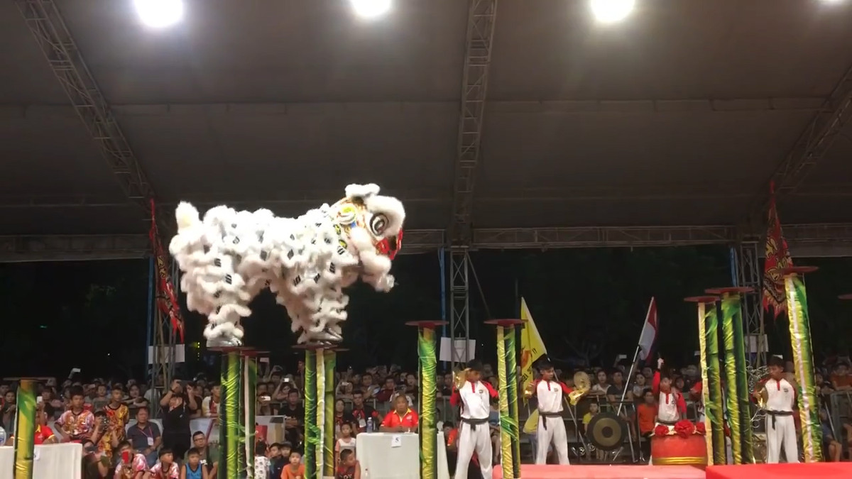 Lân bắt đầu di chuyển.