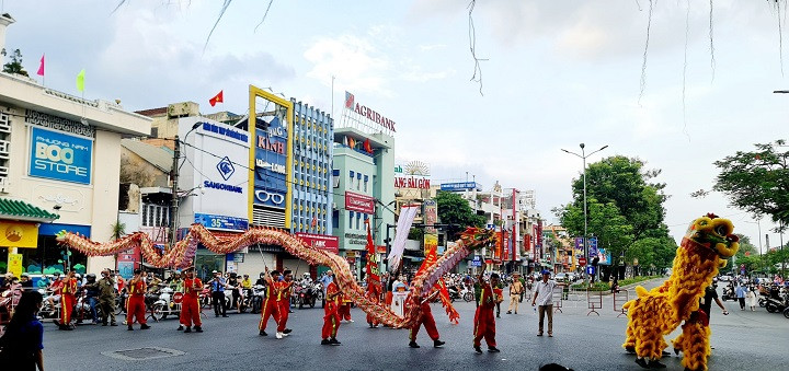 Cả lân và rồng cùng xuất hiện trên đường phố.