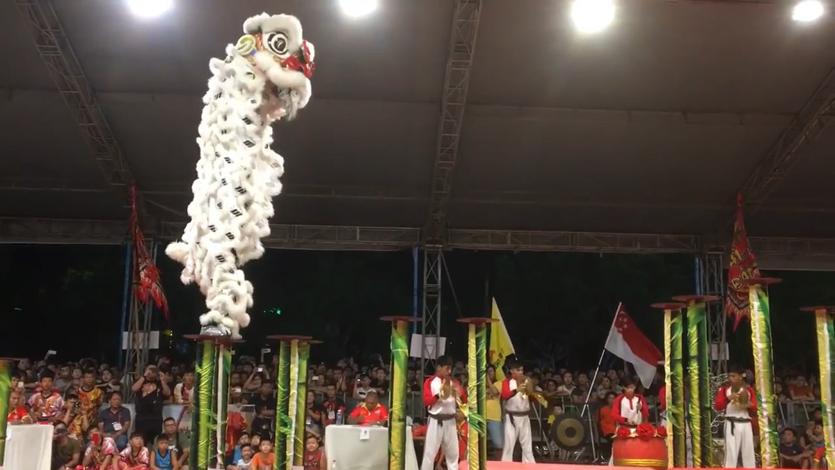 Lân đã đứng thẳng rồi.