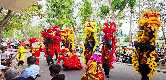 Một màn trình diễn đầy màu sắc ở phố biển Quy Nhơn.