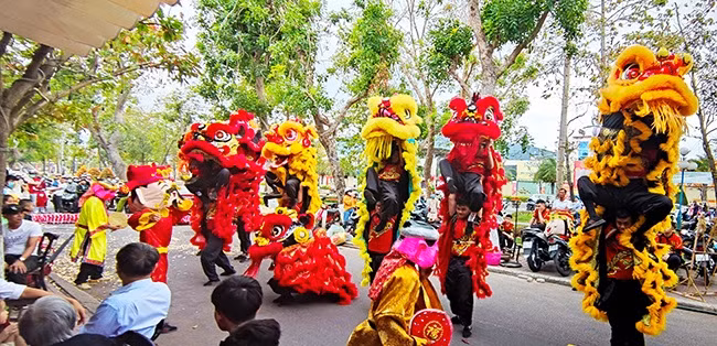 Một màn trình diễn đầy màu sắc ở phố biển Quy Nhơn.