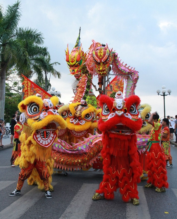 Những chú lân rực rỡ tô điểm cho mùa Trung thu nhộn nhịp năm nay. &gt;&gt;&gt; Mời độc giả xem thêm video Hương vị ngày tết Trung thu thập niên 70: