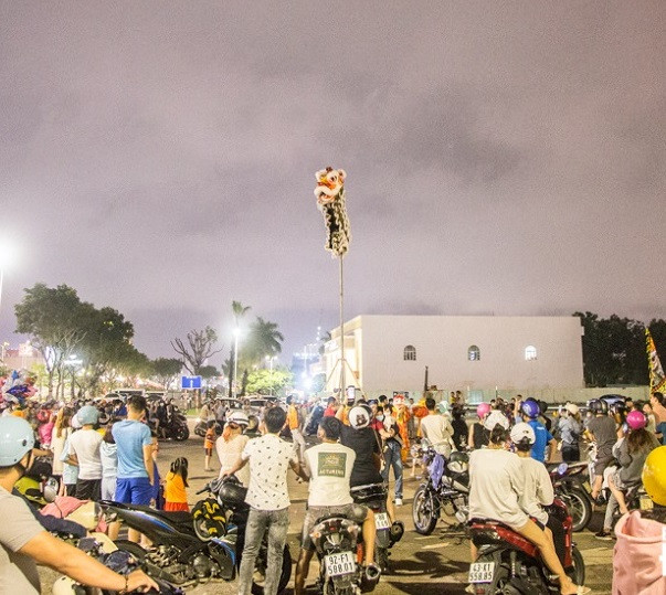 Lân leo rất giỏi, trong sự cổ vũ nhiệt tình của các khán giả Đà Nẵng.