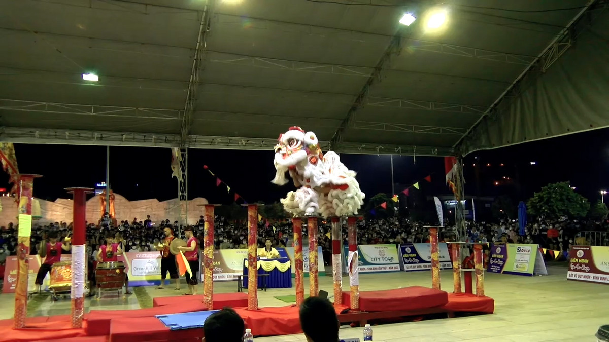 Lân ngồi trên Mai Hoa Thung.