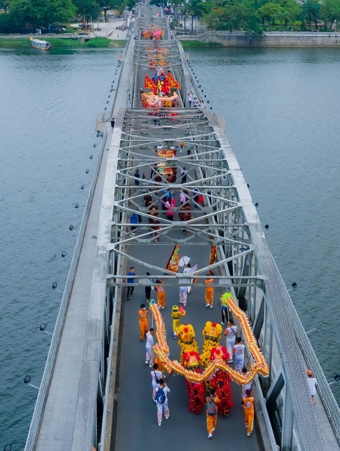 Rước lân qua cầu Tràng Tiền.