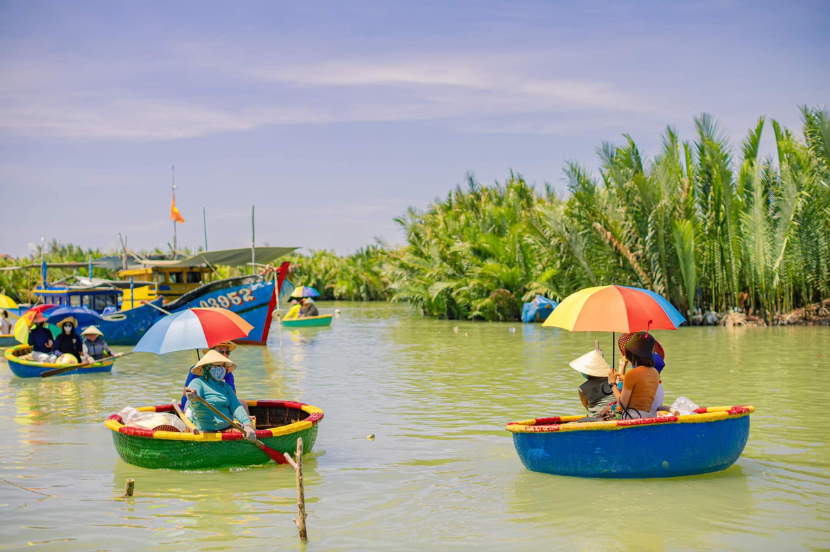 Lúc này Hội An trời nhiều nắng, nhưng khí hậu ở rừng dừa vô cùng mát mẻ, trong lành và dễ chịu.