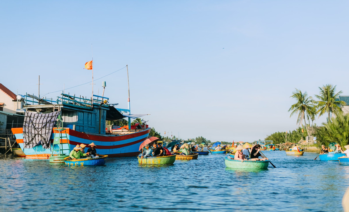 Những chiếc thuyền thúng xinh xinh sẽ đưa bạn đi men theo con sông dài, đến với rừng dừa xanh mướt.