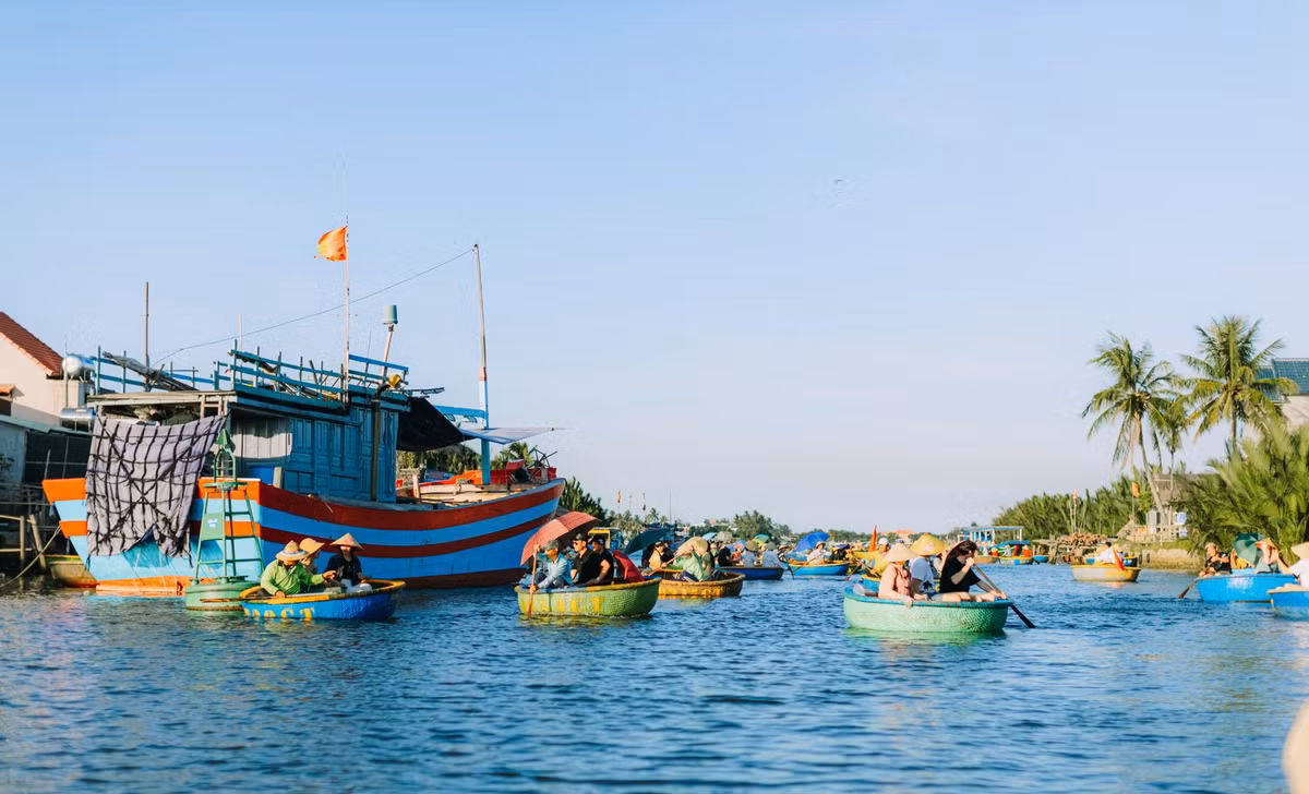 Những chiếc thuyền thúng xinh xinh sẽ đưa bạn đi men theo con sông dài, đến với rừng dừa xanh mướt.