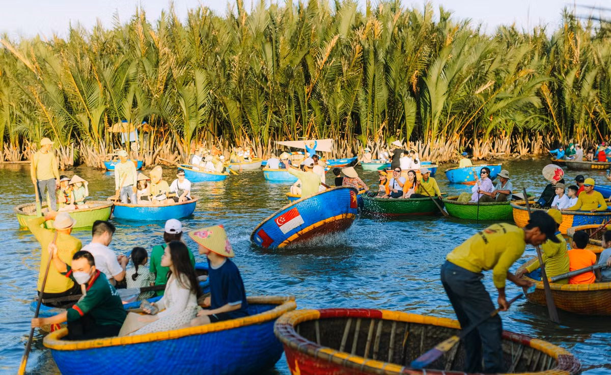 Không chỉ ngắm rừng dừa, du khách còn được chiêm ngưỡng những màn trình diễn hấp dẫn của những người chèo thuyền.