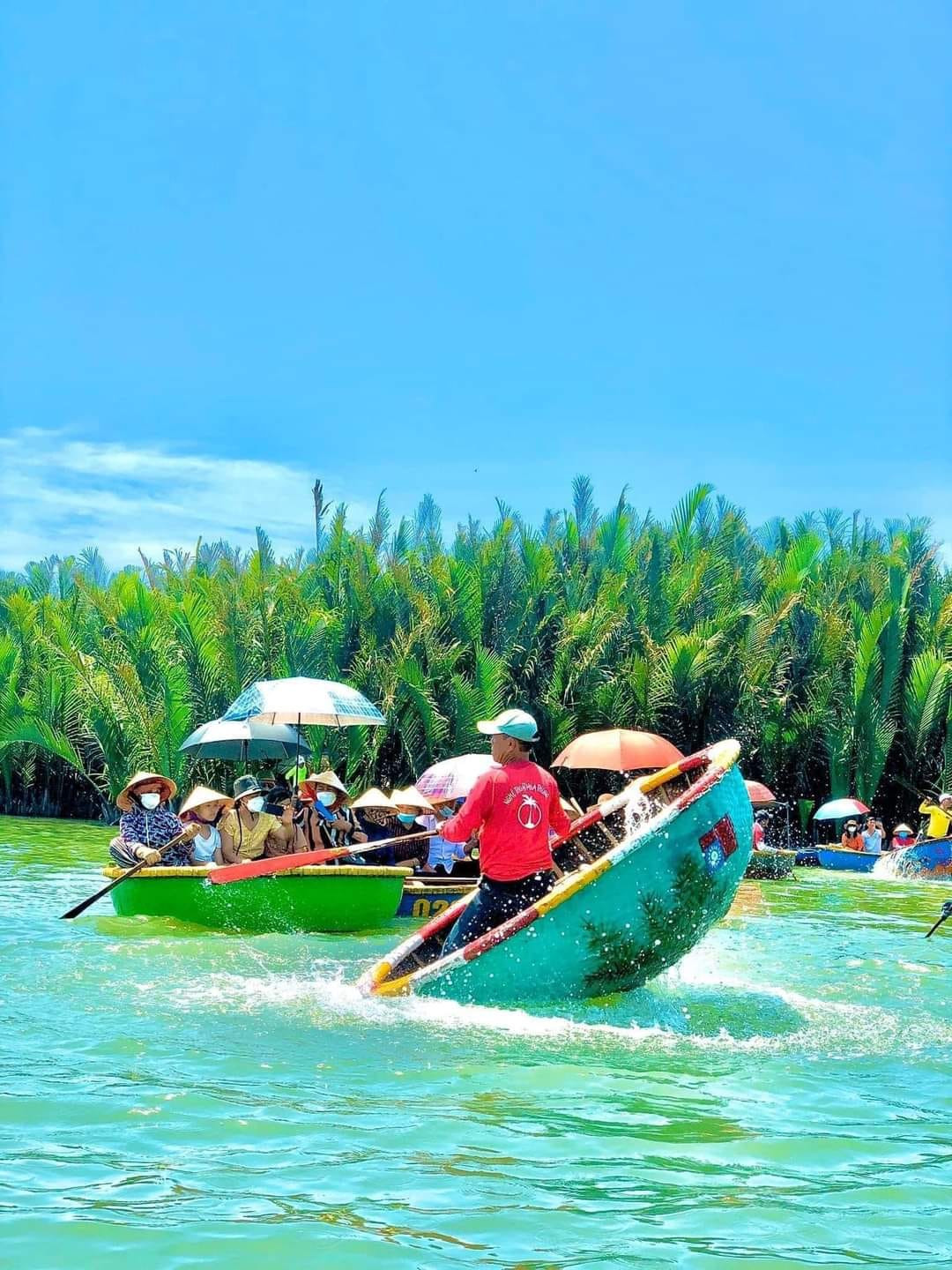 Tiết mục múa thúng vô cùng điêu luyện.