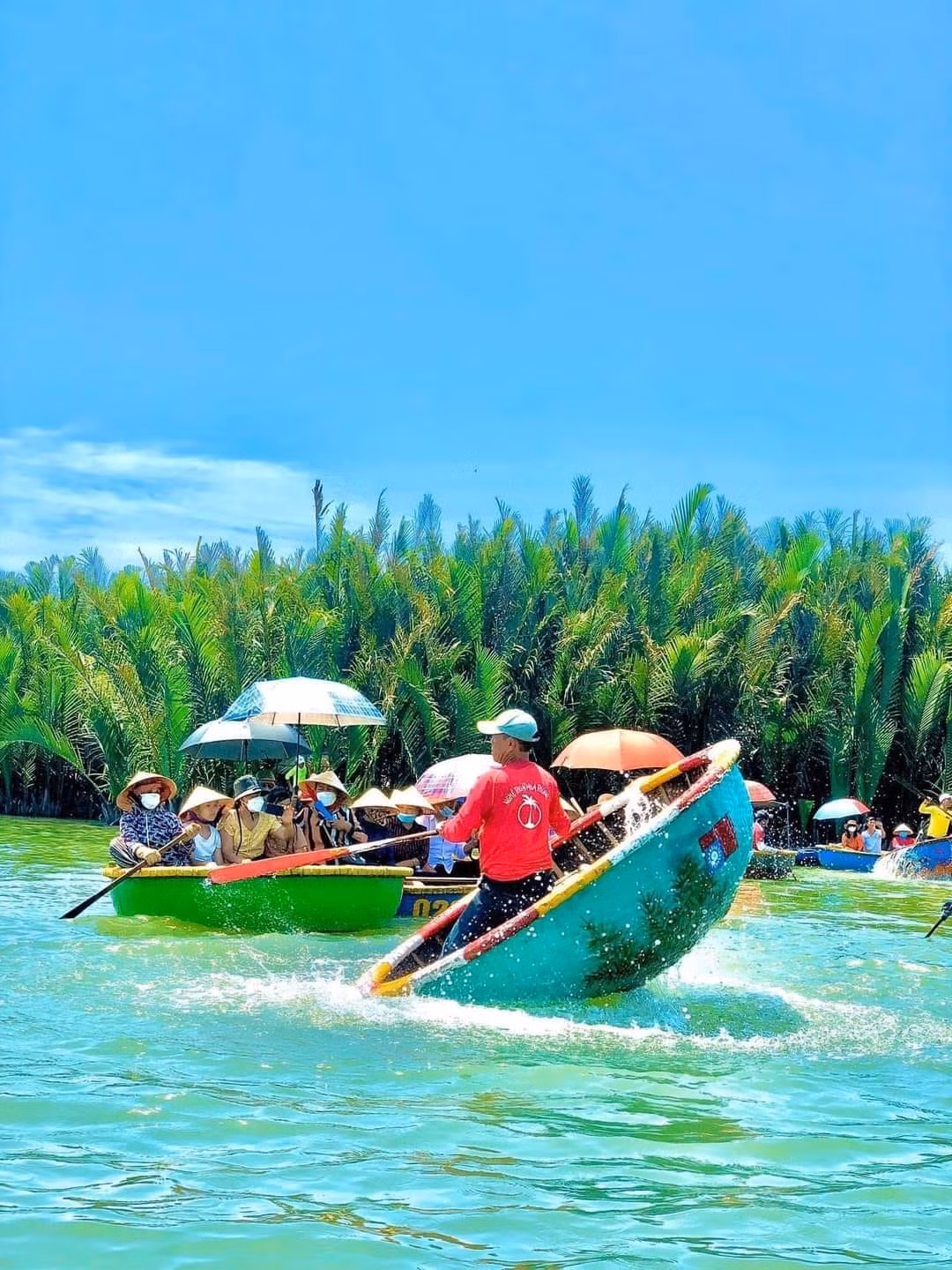 Tiết mục múa thúng vô cùng điêu luyện.