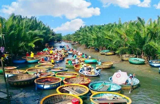 Lênh đênh thuyền thúng trên sông nước Hội An, khám phá Rừng dừa Bảy Mẫu sẽ là trải nghiệm không thể nào quên đối với du khách.