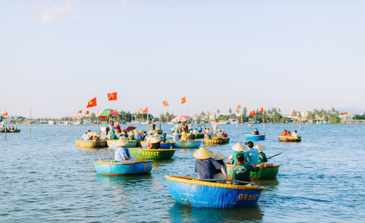 Những chiếc thuyền thúng rực rỡ sắc màu sẽ đưa bạn đến một khu rừng cổ tích ngay cạnh di sản thế giới.