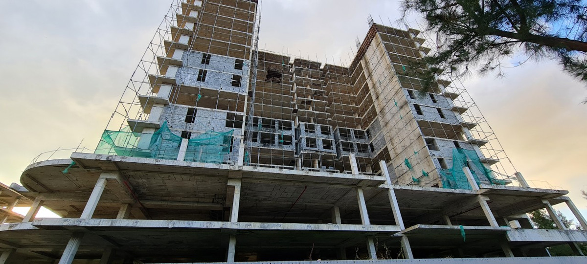 Tháng 3/2017, chính quyền Đà Nẵng đã dừng thi công khu căn hộ, biệt thự ven biển trong dự án này do thi công khi chưa có đánh giá tác động môi trường.