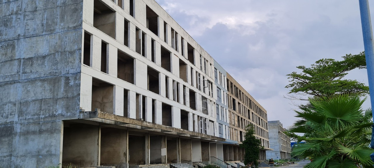 Những dãy nhà xuống cấp trầm trọng khi chủ đầu tư tạm dừng thi công.