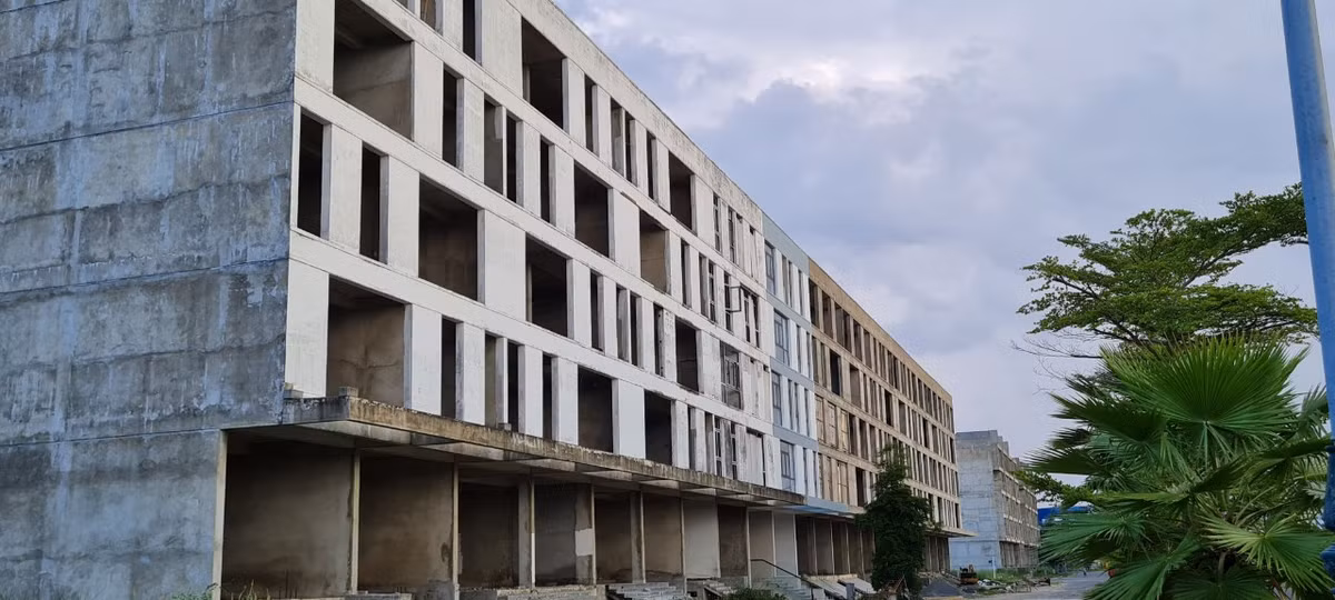 Những dãy nhà xuống cấp trầm trọng khi chủ đầu tư tạm dừng thi công.