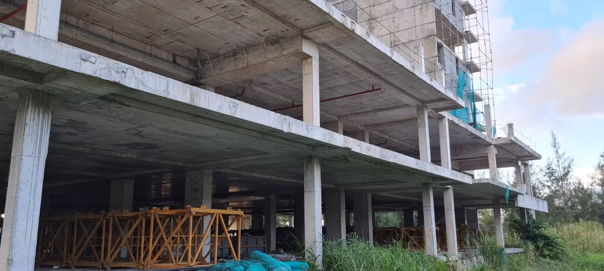 Từng là niềm tự hào về giấc mơ đô thị lấn biển của người dân Đà Nẵng, "Vầng trăng khuyết" giờ chỉ còn là nỗi thất vọng.