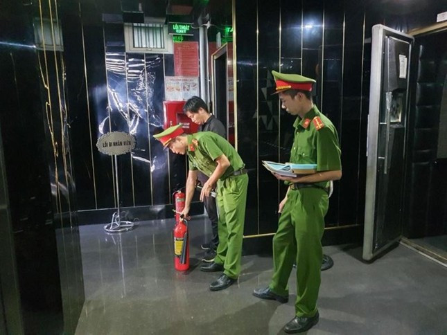 Vì sao hàng loạt bar - karaoke lớn tại Huế bị đình chỉ hoạt động? Vi sao hang loat bar - karaoke lon tai Hue bi dinh chi hoat dong?