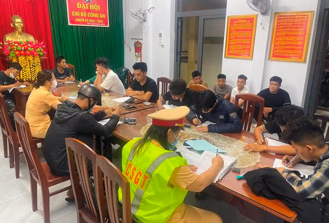 Binh Dinh: Bat giu 40 doi tuong tu tap chay xe toc do cao-Hinh-2