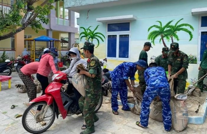 Sieu bao manh nhat 20 nam sap do bo, mien Trung bao dong do-Hinh-5