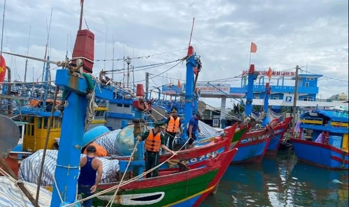 Sieu bao manh nhat 20 nam sap do bo, mien Trung bao dong do-Hinh-6