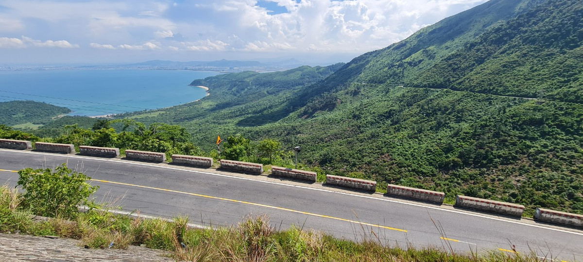 Nổi tiếng với độ nguy hiểm nhất của cả nước, đèo Hải Vân là một trong những địa điểm được yêu thích dành cho những ai thích mạo hiểm và muốn chinh phục.