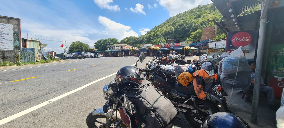 Cung đường đầy mạo hiểm này là địa điểm check in yêu thích của những “tín đồ cuồng xê dịch”.