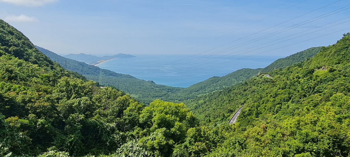 Bao quanh là núi rừng xanh ngắt, khiến lữ khách mê mẩn quên lối về.