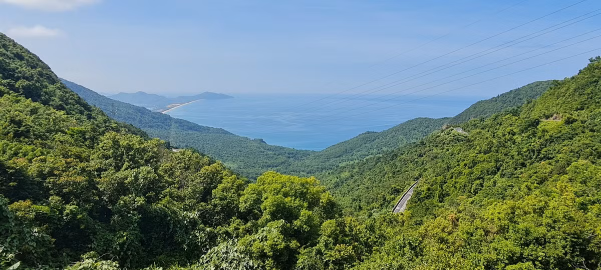 Bao quanh là núi rừng xanh ngắt, khiến lữ khách mê mẩn quên lối về.